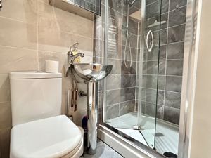 Master En-suite- click for photo gallery